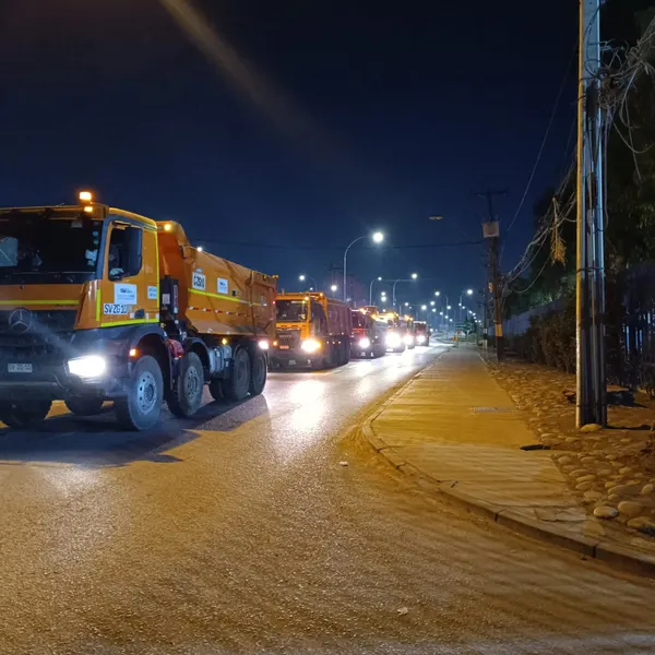 Convoy nocturno de camiones tolva