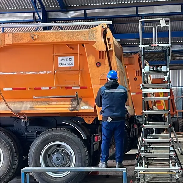 Mecánico trabajando bajo una tolva