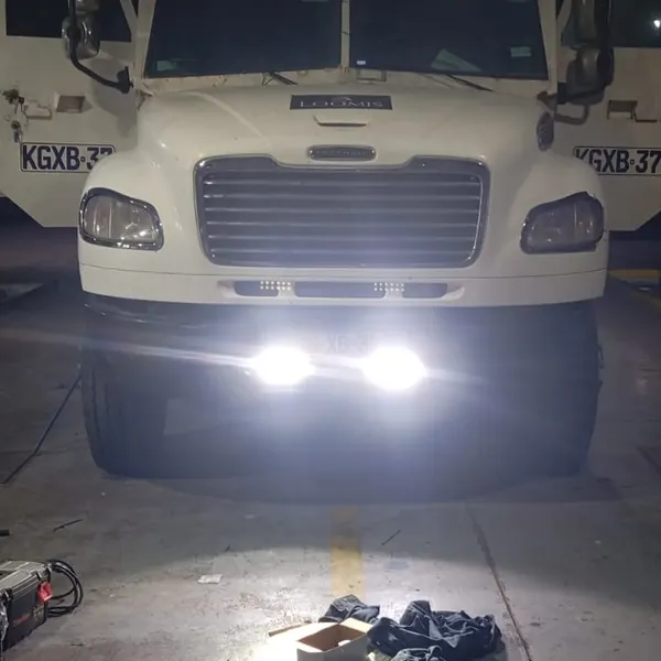 Camión con focos encendidos de noche