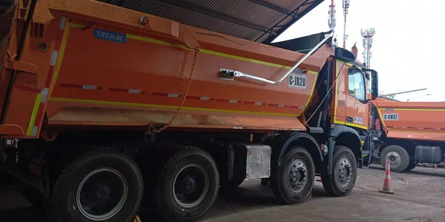 Camión tolva listo para salir desde bodega
